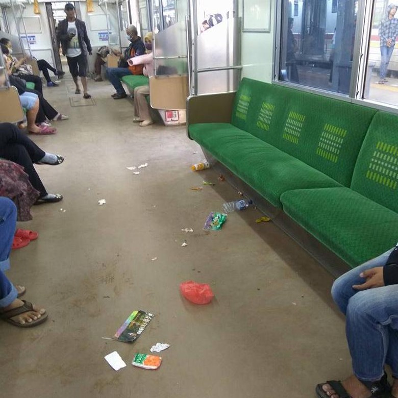 Viral Foto Sampah Berceceran di Gerbong KRL, Ini Kata KCJ