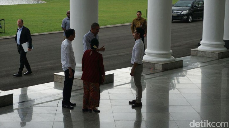 Senyum dan Salam Jempol dari Obama untuk Kaesang