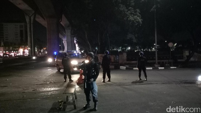 Penusuk 2 Anggota Brimob Ikut Salat di Saf Ketiga