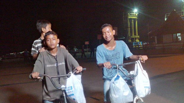 3 kakak beradik saat tiba di Pelabuhan Merak