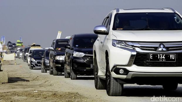 Kurangi Debu, Warga Sekitar Tol Darurat Sukarela Sirami Jalan