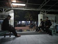 Polisi Berjaga di Masjid Falatehan Saat Salat Isya