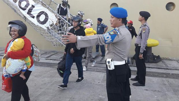 Polisi menyambut kedatangan arus balik lebaran dari Semarang.