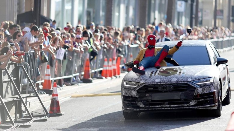 Spider-Man Selfie di Atas Kap Mesin All New Audi A8 Spider-Man Selfie di Atas Kap Mesin All New Audi A8