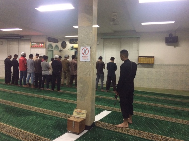 Polisi Berjaga di Masjid Falatehan Saat Salat Isya