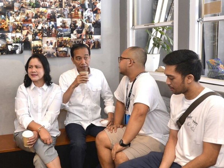 Saat Presiden Jokowi Nikmati Kopi Susu Tetangga