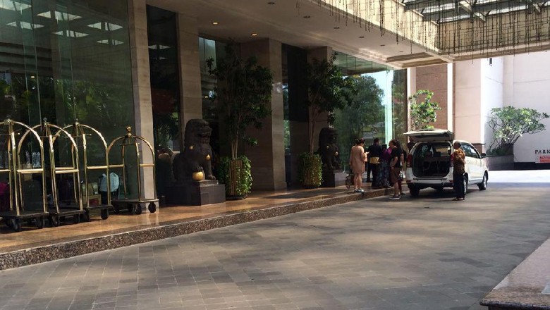 Manajemen Hotel Le Grandeur Umpamakan Larangan Bajaj dengan Durian Manajemen Hotel Le Grandeur Umpamakan Larangan Bajaj dengan Durian