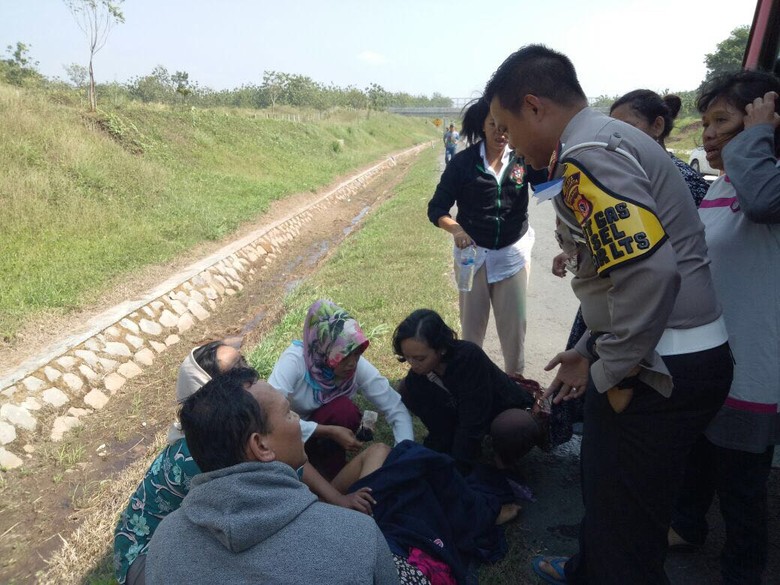 Arus Balik, Penumpang Bus Melahirkan di Pinggir Tol Cipali