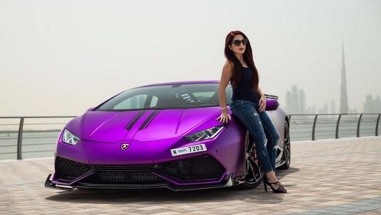 Wanita Muda Modif Lambo Huracan Sesuai dengan Warna Cat Kukunya Wanita Muda Modif Lambo Huracan Sesuai dengan Warna Cat Kukunya