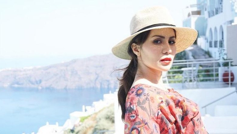 Foto: Momo Geisha bulan madu di Santorini, Yunani (therealmomogeisha/Instagram) Foto: Momo Geisha bulan madu di Santorini, Yunani (therealmomogeisha/Instagram)