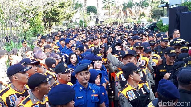 Ribuan pegawai antre bersalaman dengan Wali Kota Risma