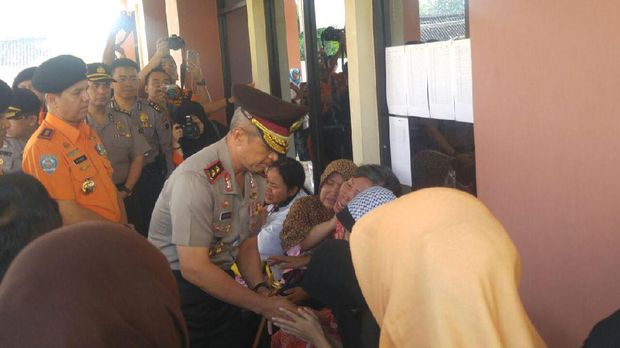 Kapolda Jawa Tengah, Irjen Pol Condro Kirono, juga tiba di RS Bhayangkara dan menyampaikan turut berduka cita.