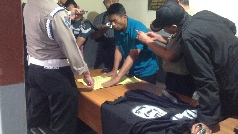 Ini Karton Kuning Berisi Pesan Ancaman dari Pemasang Bendera ISIS