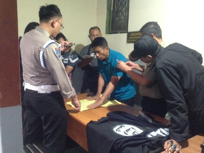 Pria Misterius Pasang Bendera ISIS di Pagar Polsek Kebayoran Lama Pria Misterius Pasang Bendera ISIS di Pagar Polsek Kebayoran Lama