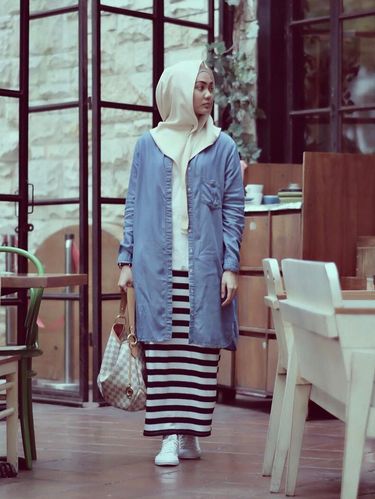 Foto: Ini Gaya Hijab Khas Rina Nose yang Jadi Tren