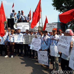 Masih Bertahan, Sopir Tangki Pertamina Salat Magrib di Halaman Kemnaker