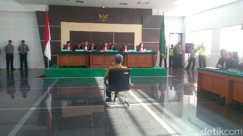 Buni Yani Dengarkan Tanggapan Jaksa atas Eksepsinya Buni Yani Dengarkan Tanggapan Jaksa atas Eksepsinya