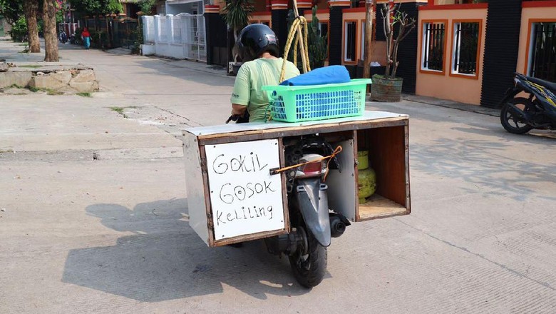 Begini Cara Adel Menggosok di Atas Motor Begini Cara Adel Menggosok di Atas Motor