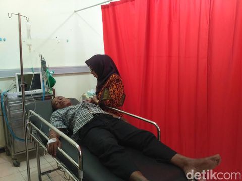 Benda mirip paku dan pisau di dalam perut Hendro