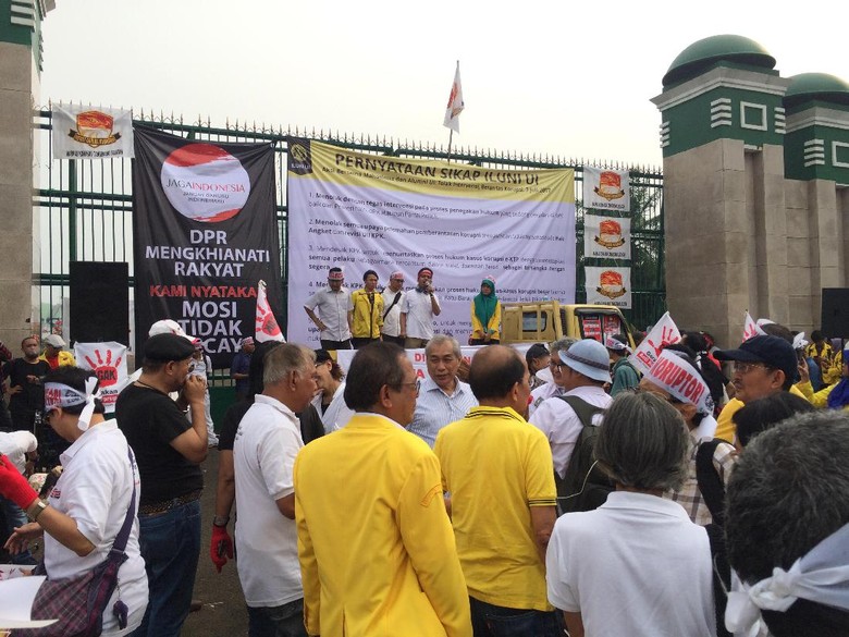 Tolak Angket KPK, ILUNI UI dan Massa Antikorupsi Demo di DPR Tolak Angket KPK, ILUNI UI dan Massa Antikorupsi Demo di DPR