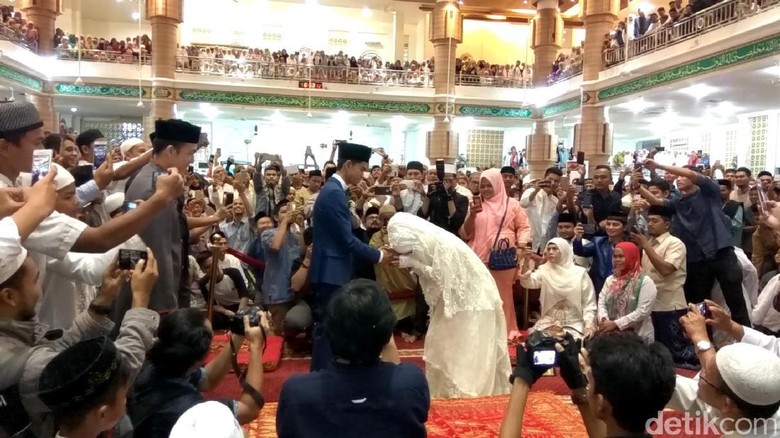 Momen Kikuk Sonia saat Cium Tangan Muzammil Usai Akad Nikah Momen Kikuk Sonia saat Cium Tangan Muzammil Usai Akad Nikah