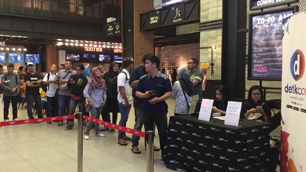 Penonton Mengular di DHot Movie Night with OPPO Surabaya Penonton Mengular di DHot Movie Night with OPPO Surabaya