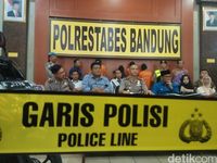 Polisi saat memberi keterangan terkait pengungkapan dan penangkapan kasus begal yang menimpa pasutri.