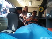 Wali Kota Bandung Ridwan Kamil dan Kapolrestabes Bandung Kombes Pol Hendro Pandowo saat mendatangi pelaku di dalam ambulans. Begal bernama Zamil ini ditembak polisi.