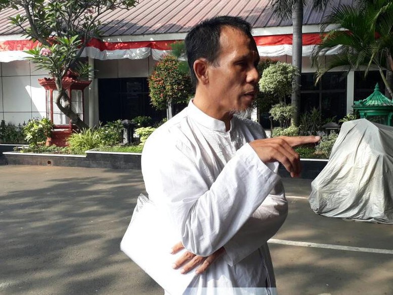 Pelapor Ndeso Kaesang Masuk ke SPKT Polres Bekasi Pelapor Ndeso Kaesang Masuk ke SPKT Polres Bekasi