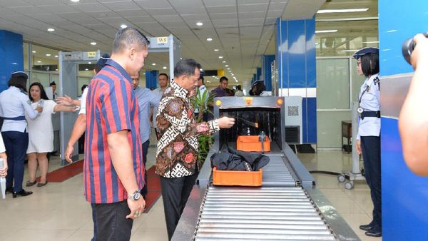 FOTO: Saat Kapolri Lepas Jam Tangan dan Ikat Pinggang di Bandara