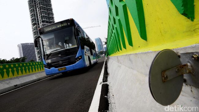 Naik KRL, Kereta Lokal dan TransJakarta Hari Ini Gratis!