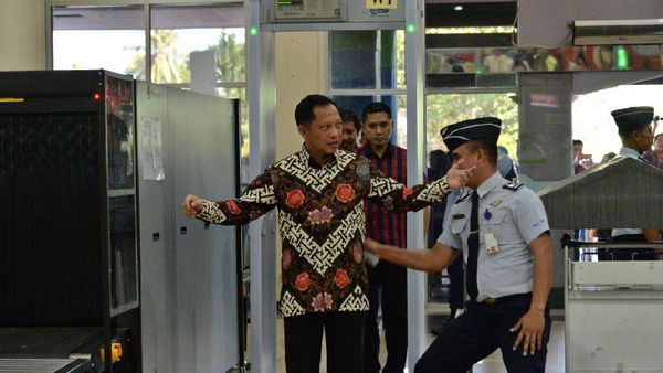 FOTO: Saat Kapolri Lepas Jam Tangan dan Ikat Pinggang di Bandara