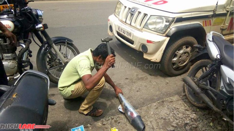 Terlalu Bising, Knalpot Motor Ini Dihancurkan Polisi Terlalu Bising, Knalpot Motor Ini Dihancurkan Polisi