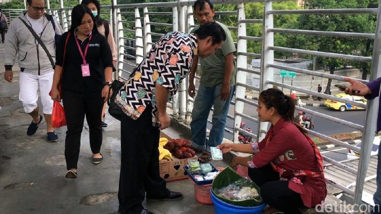 Kala Teh Ninih Getuk Disapa Pembeli: Kok Masih Jualan? Kala Teh Ninih Getuk Disapa Pembeli: Kok Masih Jualan?