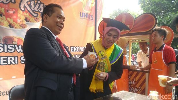 Ulfa menyajikan cumi krispi buatannya untuk Rektor Unnes