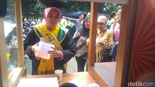 Ulfa menyajikan cumi krispinya cuma-cuma saat dia wisuda