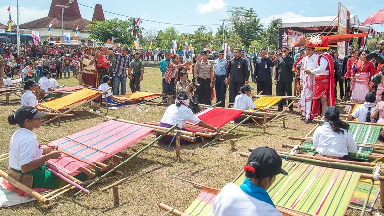 Suasana pembukaan Festival Tenun Ikat Sumba (Raiyani/dok Kemenpar) Suasana pembukaan Festival Tenun Ikat Sumba (Raiyani/dok Kemenpar)
