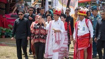 Foto: Asyiknya Jokowi Berkain Tenun di Parade 1.001 Kuda Sumba Foto: Asyiknya Jokowi Berkain Tenun di Parade 1.001 Kuda Sumba