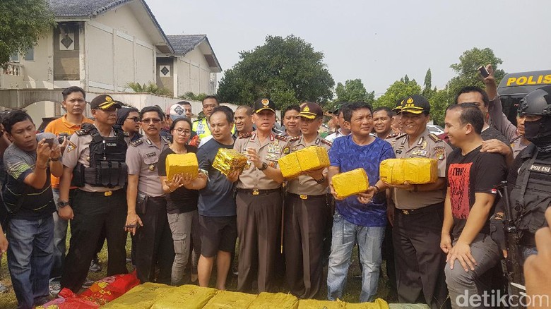 Polisi Gelar Rekonstruksi 1 Ton Sabu di Pantai Anyer Polisi Gelar Rekonstruksi 1 Ton Sabu di Pantai Anyer