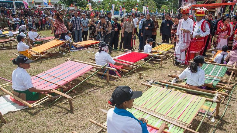 Ilustrasi tenun ikat Sumba (Raiyani/dok Kemenpar) Ilustrasi tenun ikat Sumba (Raiyani/dok Kemenpar)