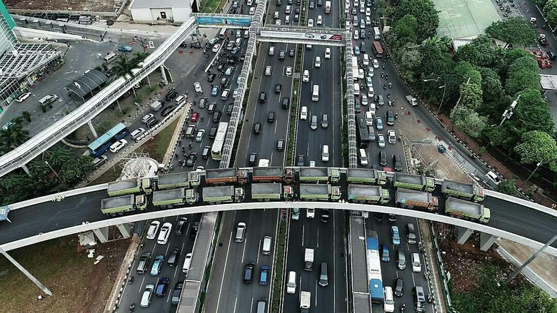16 Truk Muatan Penuh Berjajar, Uji Kekuatan Simpang Susun Semanggi 16 Truk Muatan Penuh Berjajar, Uji Kekuatan Simpang Susun Semanggi