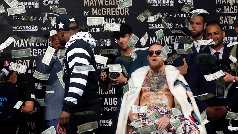 Mayweather Hujani McGregor dengan Lembaran Uang Mayweather Hujani McGregor dengan Lembaran Uang