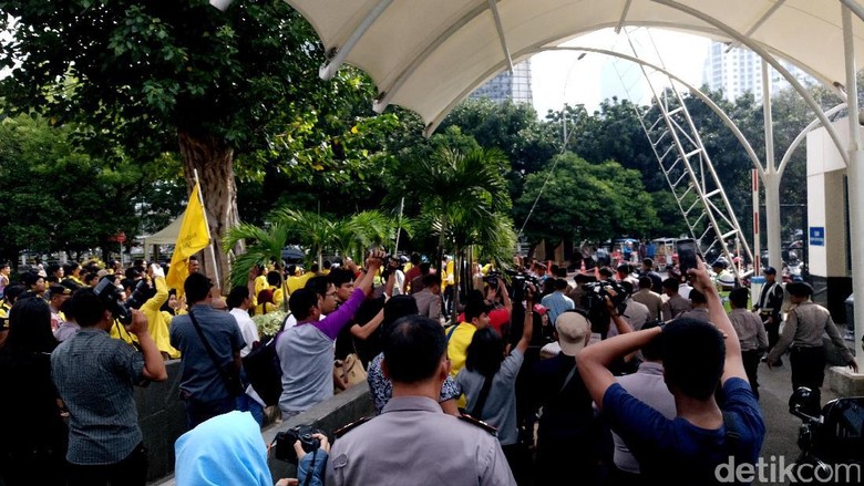 Usai Diperiksa, Novanto Diteriaki Mahasiswa UI: Tolak Hak Angket! Usai Diperiksa, Novanto Diteriaki Mahasiswa UI: Tolak Hak Angket!