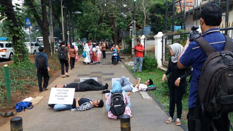 Cuma Pengendara Bodoh yang Melintasi Trotoar Cuma Pengendara Bodoh yang Melintasi Trotoar