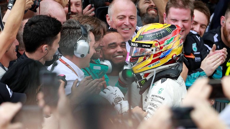 Penegasan Dominasi Hamilton, Duka untuk Vettel Penegasan Dominasi Hamilton, Duka untuk Vettel
