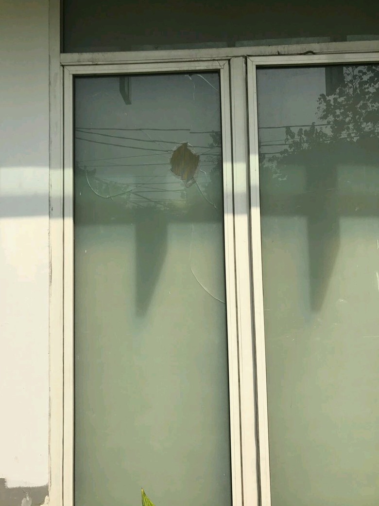 PPP: Kaca Kantor Pecah dan 1 Orang Luka Dilempar Penggeruduk PPP: Kaca Kantor Pecah dan 1 Orang Luka Dilempar Penggeruduk