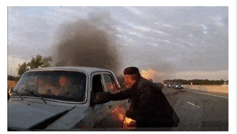 Aksi Heroik Penyelamatan Korban Kecelakaan yang Mobilnya Terbakar