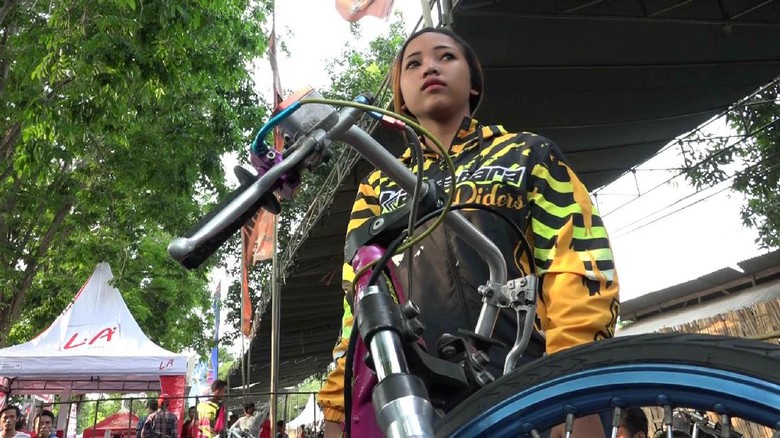 Usia Muda Tak Halangi Cewek ini Ngebut di Arena Drag Usia Muda Tak Halangi Cewek ini Ngebut di Arena Drag