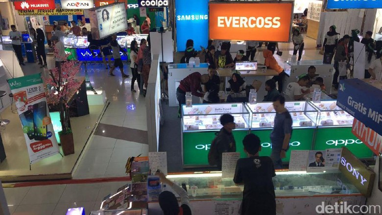 Rahasia Roxy Tetap Ramai, Pedagang: Jualan Handphone Tak Ada Matinya Rahasia Roxy Tetap Ramai, Pedagang: Jualan Handphone Tak Ada Matinya