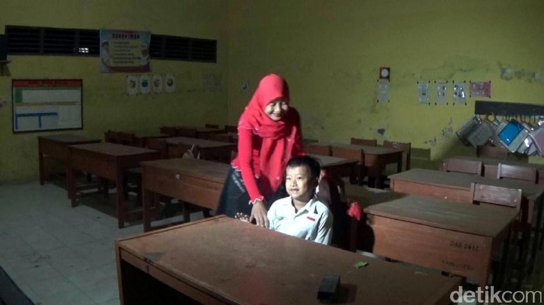 Hari Pertama Sekolah, Siswa di Brebes Berangkat Jam 2 Dinihari Hari Pertama Sekolah, Siswa di Brebes Berangkat Jam 2 Dinihari